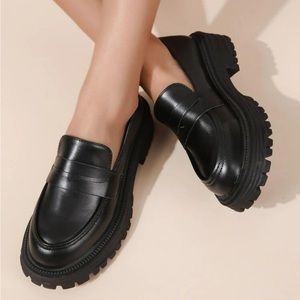 Minimalist Slip-On Flatform Loafers from shein